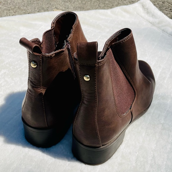 Style & Co. Chelsea Boots Size 10. - Picture 4 of 6